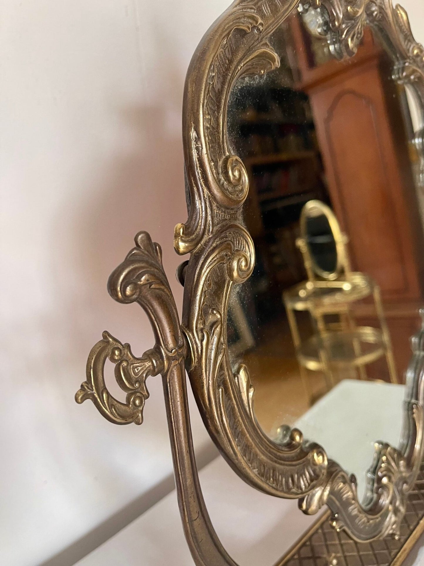 Specchio da tavolo con cornice barocca in ottone