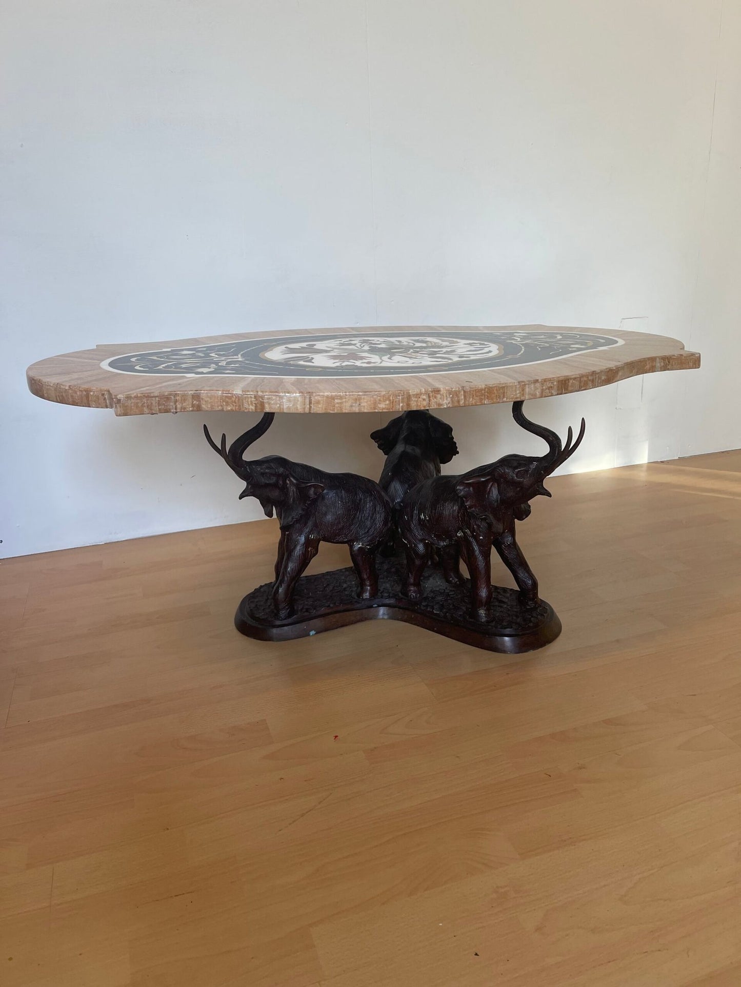 Tavolo esotico con base scolpita e piano in marmo intarsiato