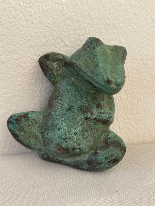 Piccola Statua di RANA in metallo – Stile Vintage con Patina Verde