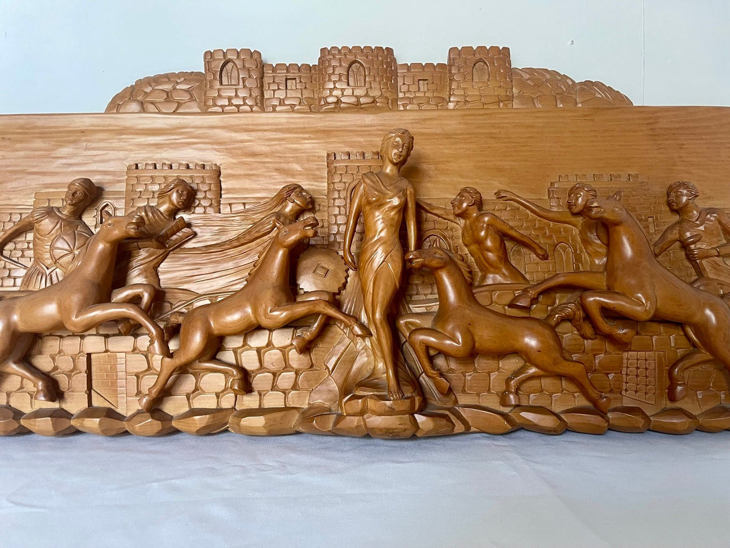 Bassorilievo intagliato "Scena Classica con Cavalli e Figure"