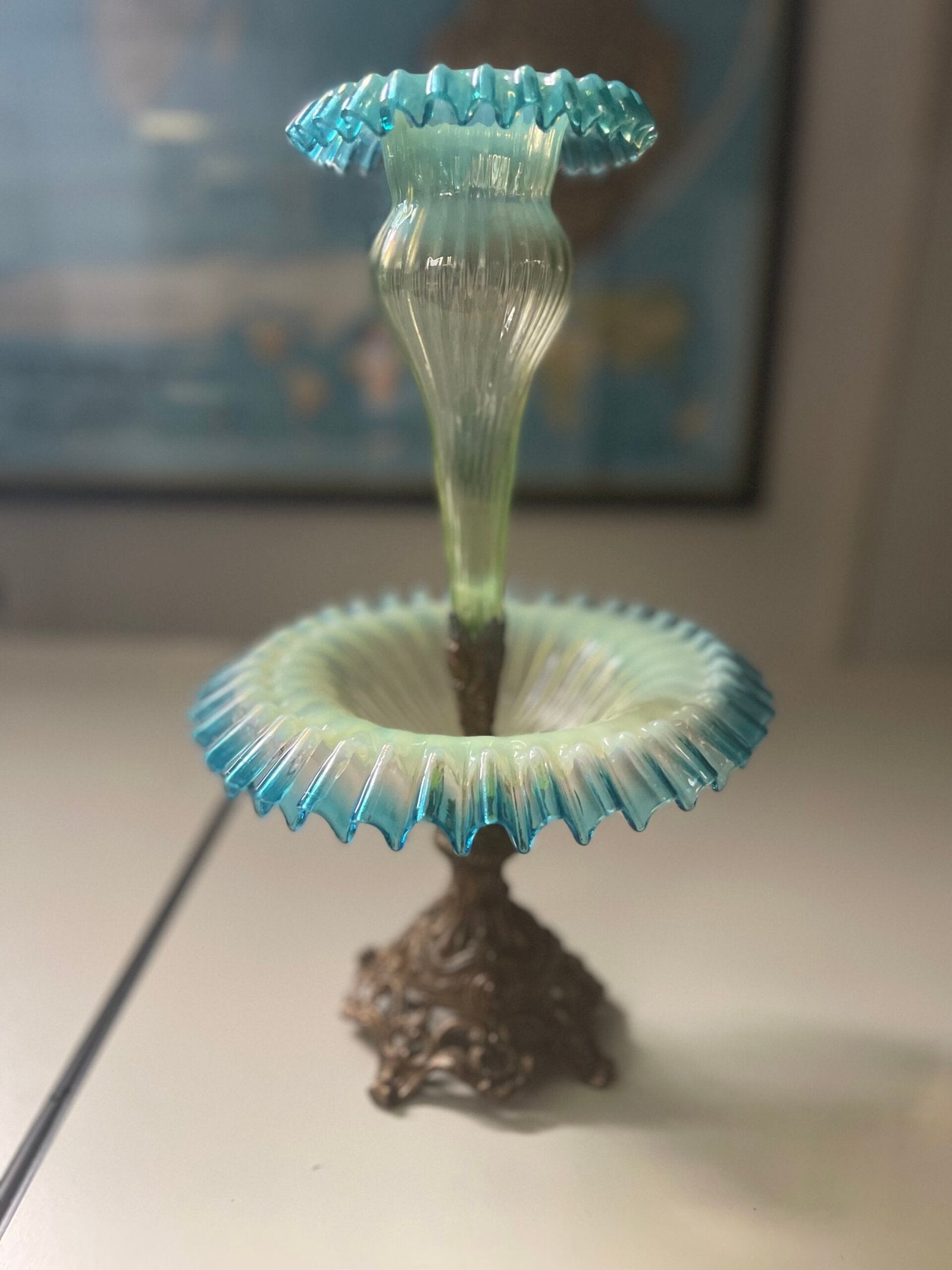 Affascinante Epergne in Vetro Opalescente su Base Ornata