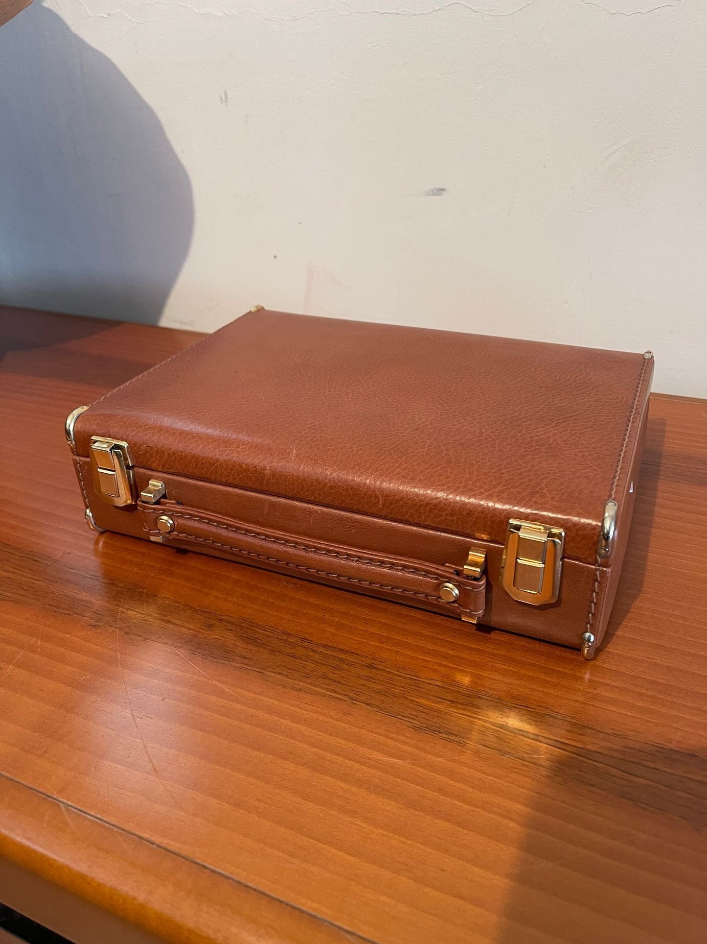 Valigetta Vintage in Pelle Marrone con Dettagli in Ottone