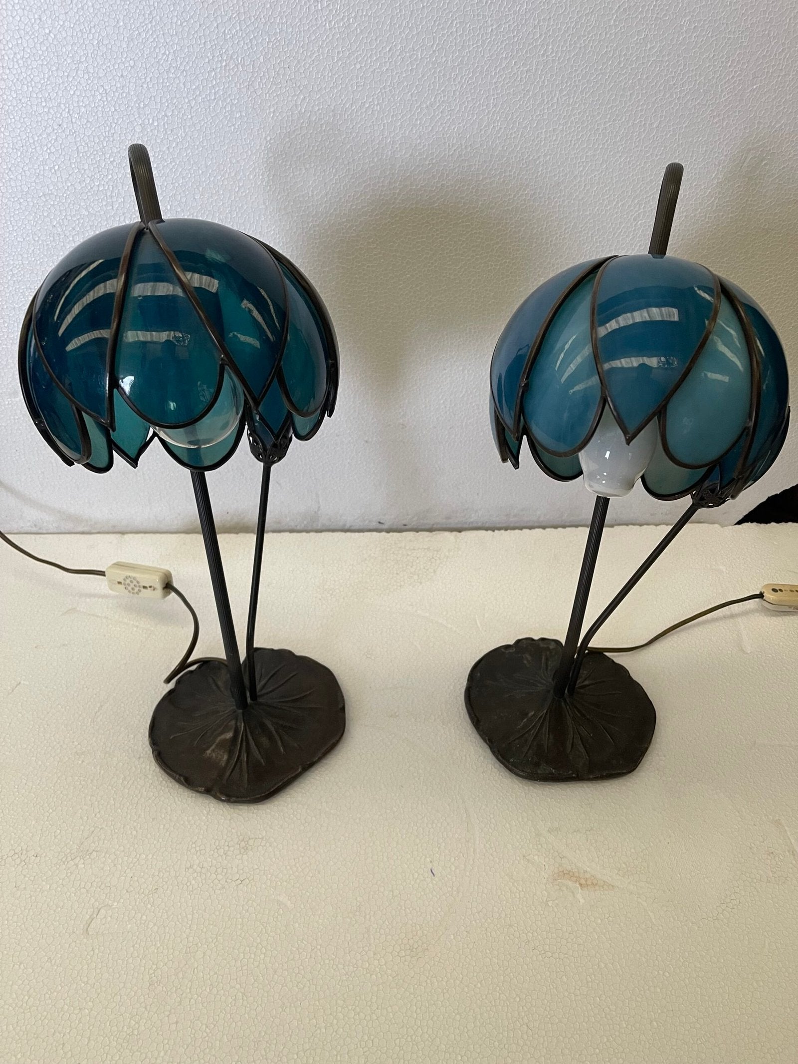 Coppia di lampade da tavolo stile Tiffany «Ninfea».