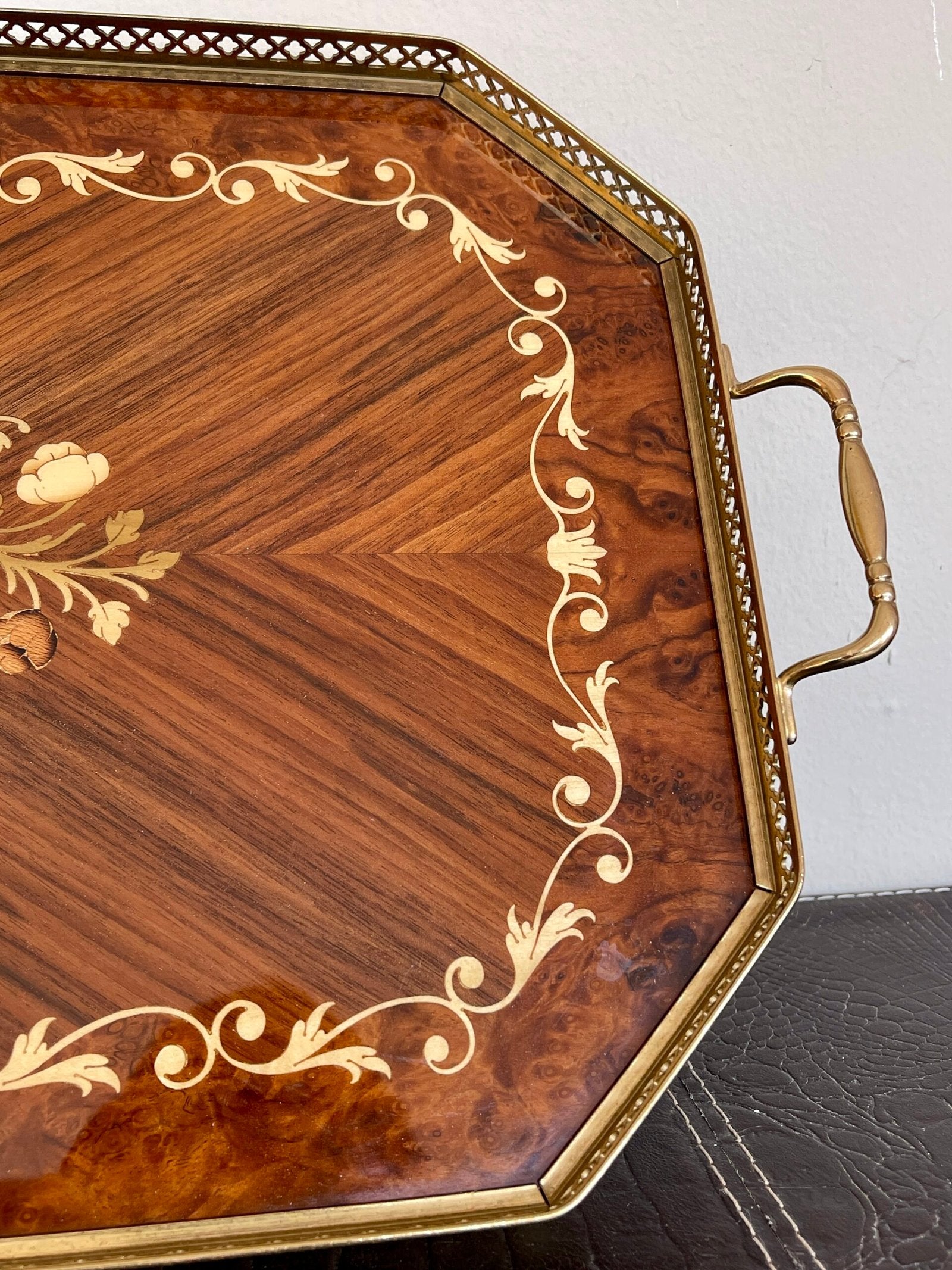 Vassoio Elegante in Legno Intarsiato con Decorazioni Floreali