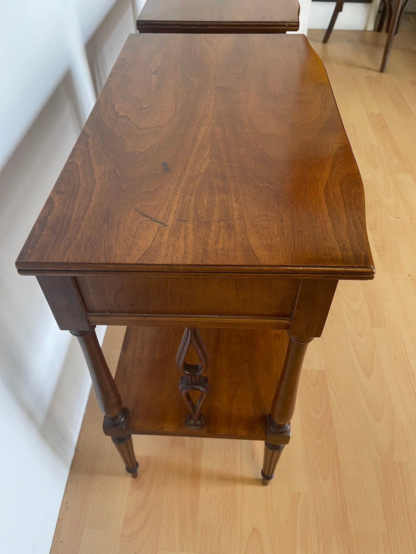 Coppia di tavolini da salotto o comodini.