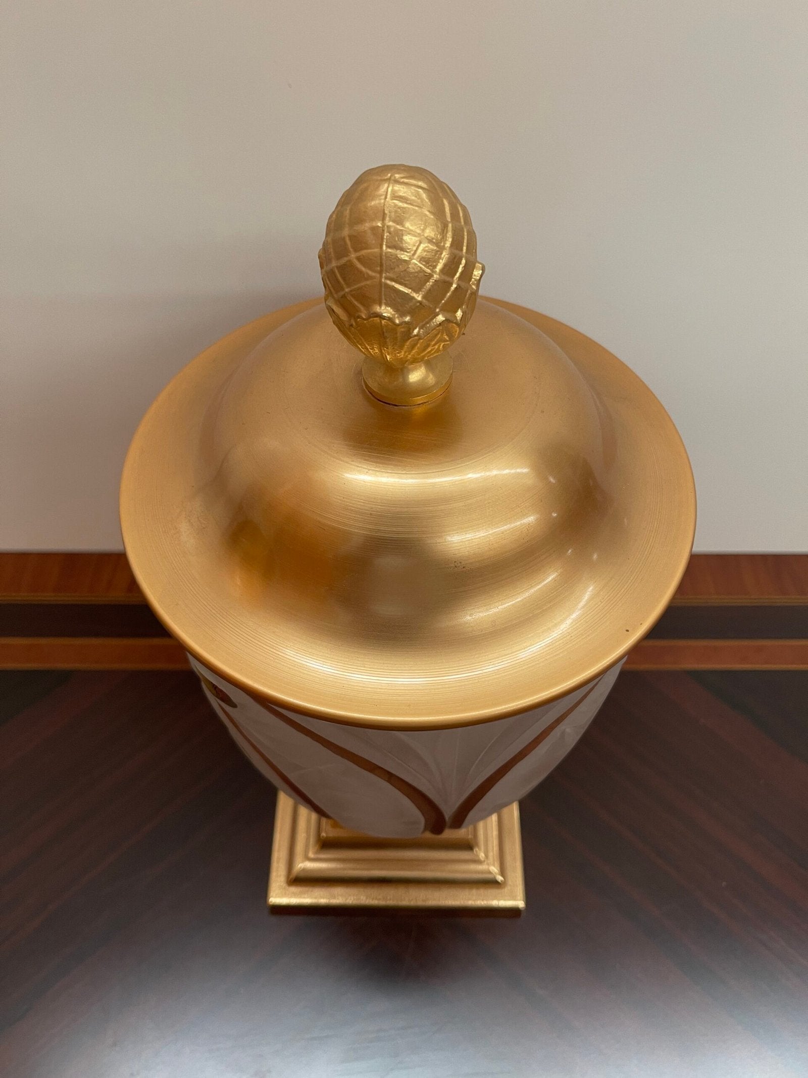 Vaso in vetro artistico con Base Dorata e Coperchio, Italia, anni '90