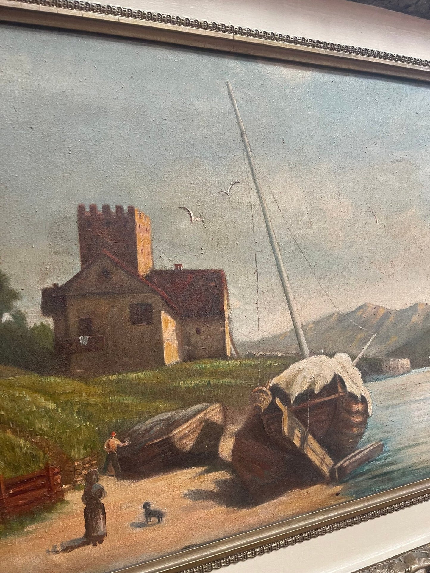 Dipinto a Olio – Paesaggio Lacustre con Borgo e Barca a Vela