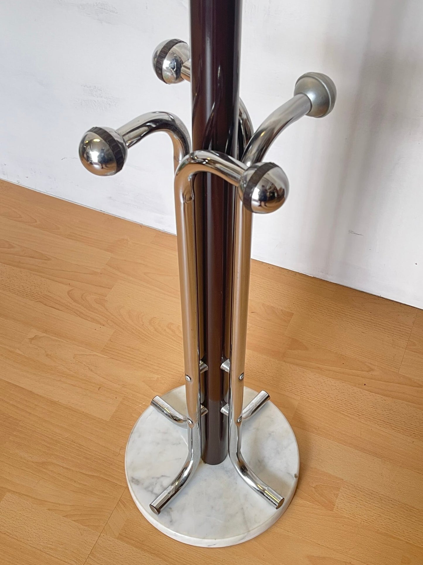 Appendiabiti in Marmo e Cromo - Design Elegante e Moderno