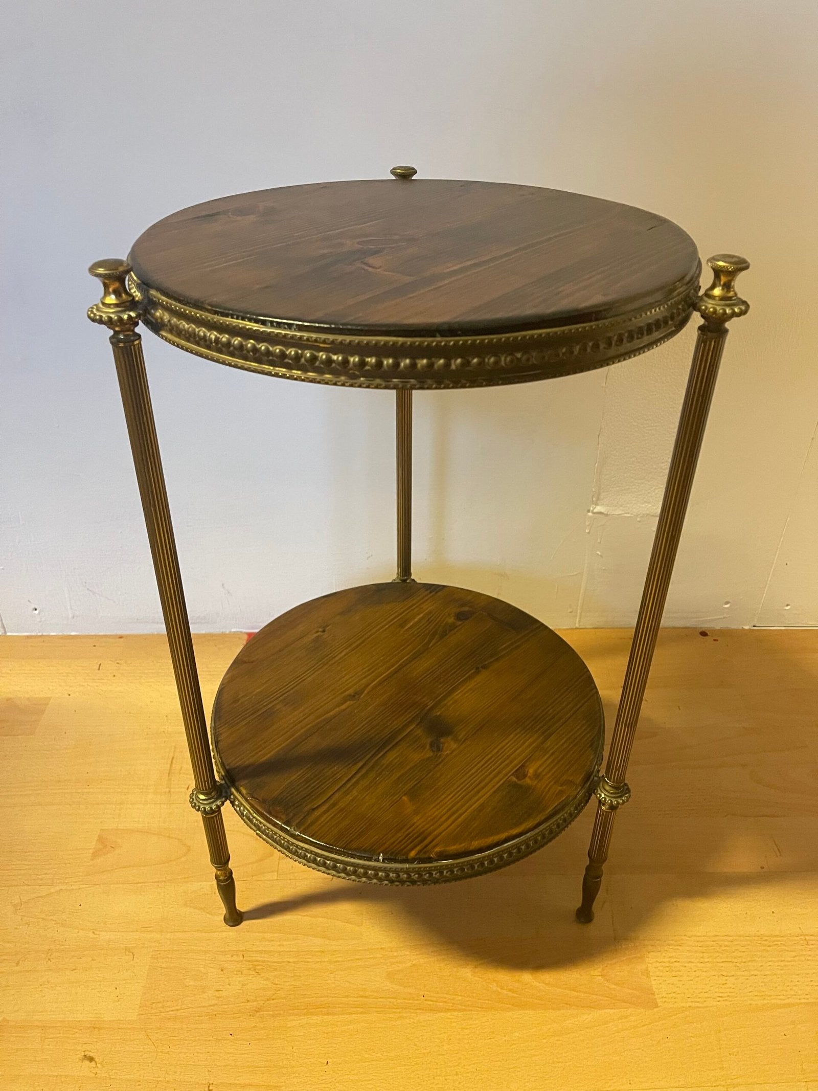 Tavolino rotondo a due ripiani in ottone e legno