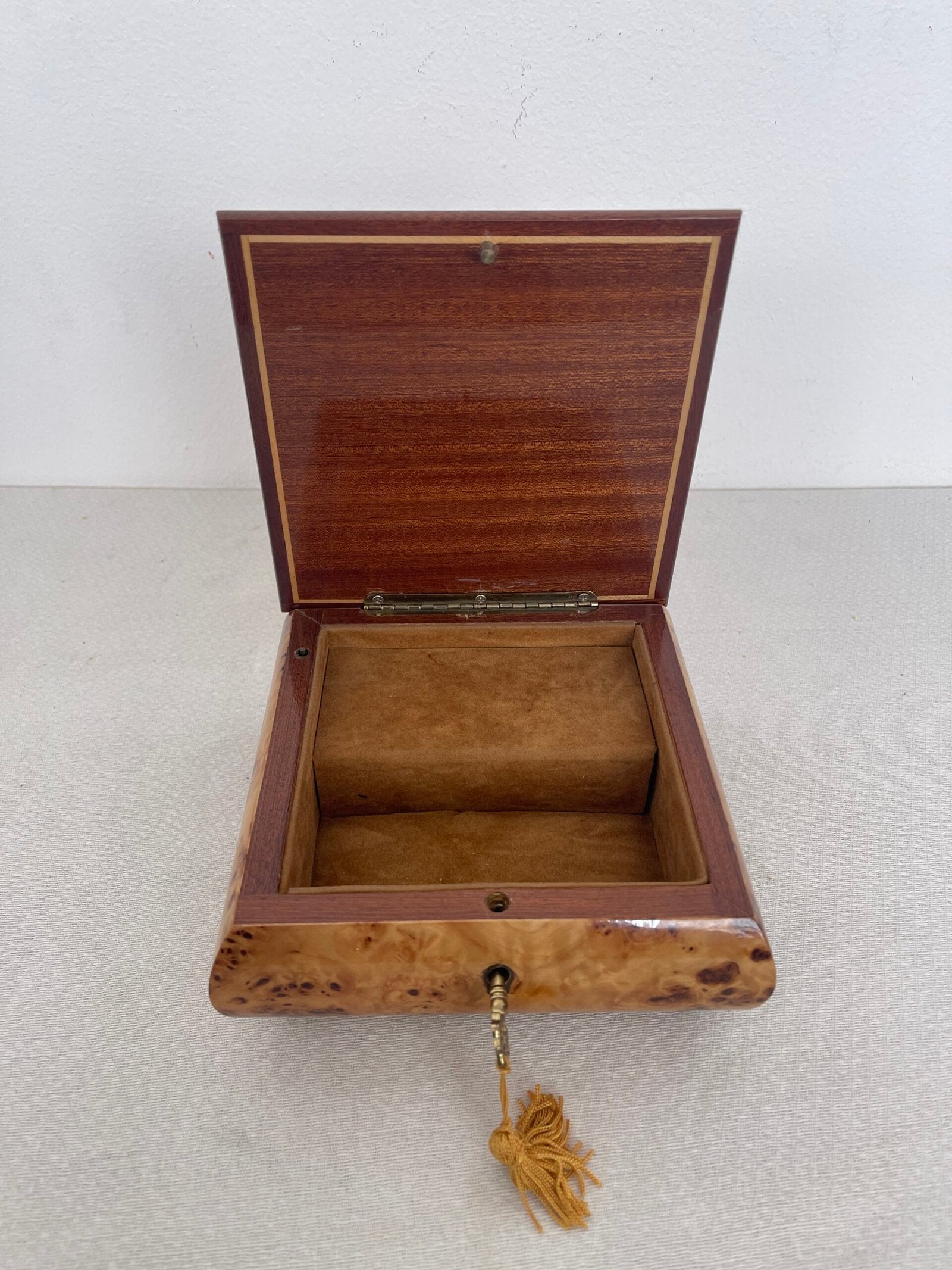 Scatola Portagioie/Musicale in Radica con Intarsio Floreale – Made in Italy