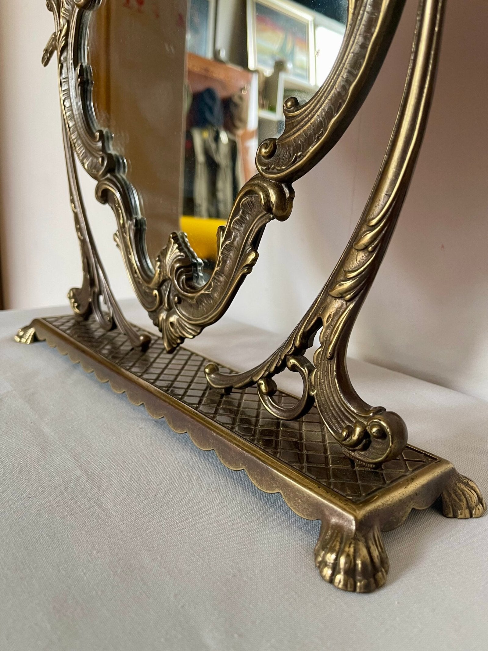 Specchio da tavolo con cornice barocca in ottone