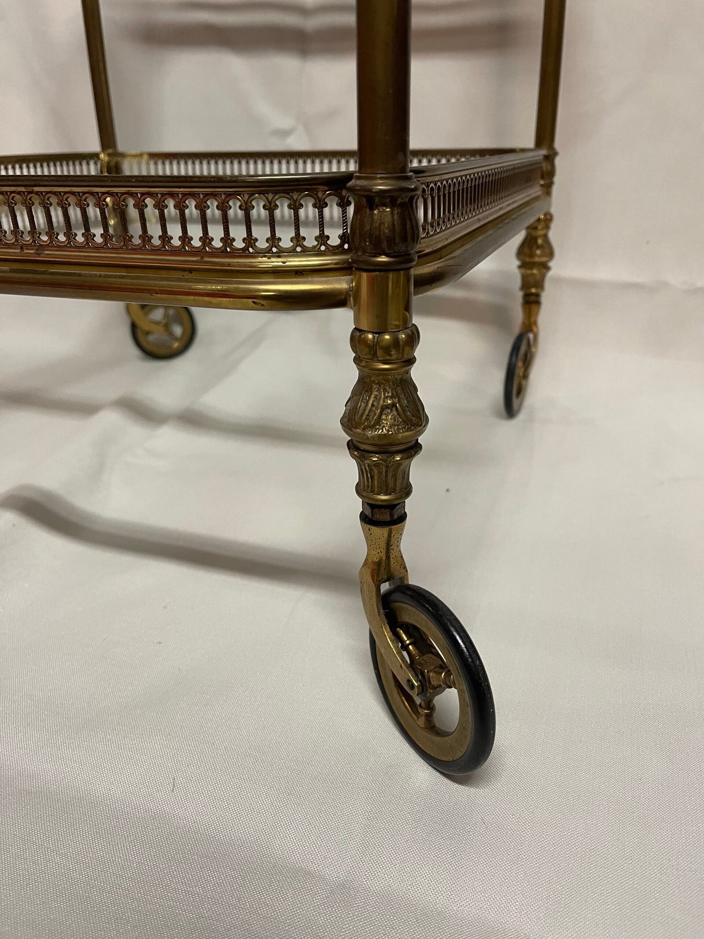 Carrello da tè in stile Impero con struttura in ottone e ripiani in vetro