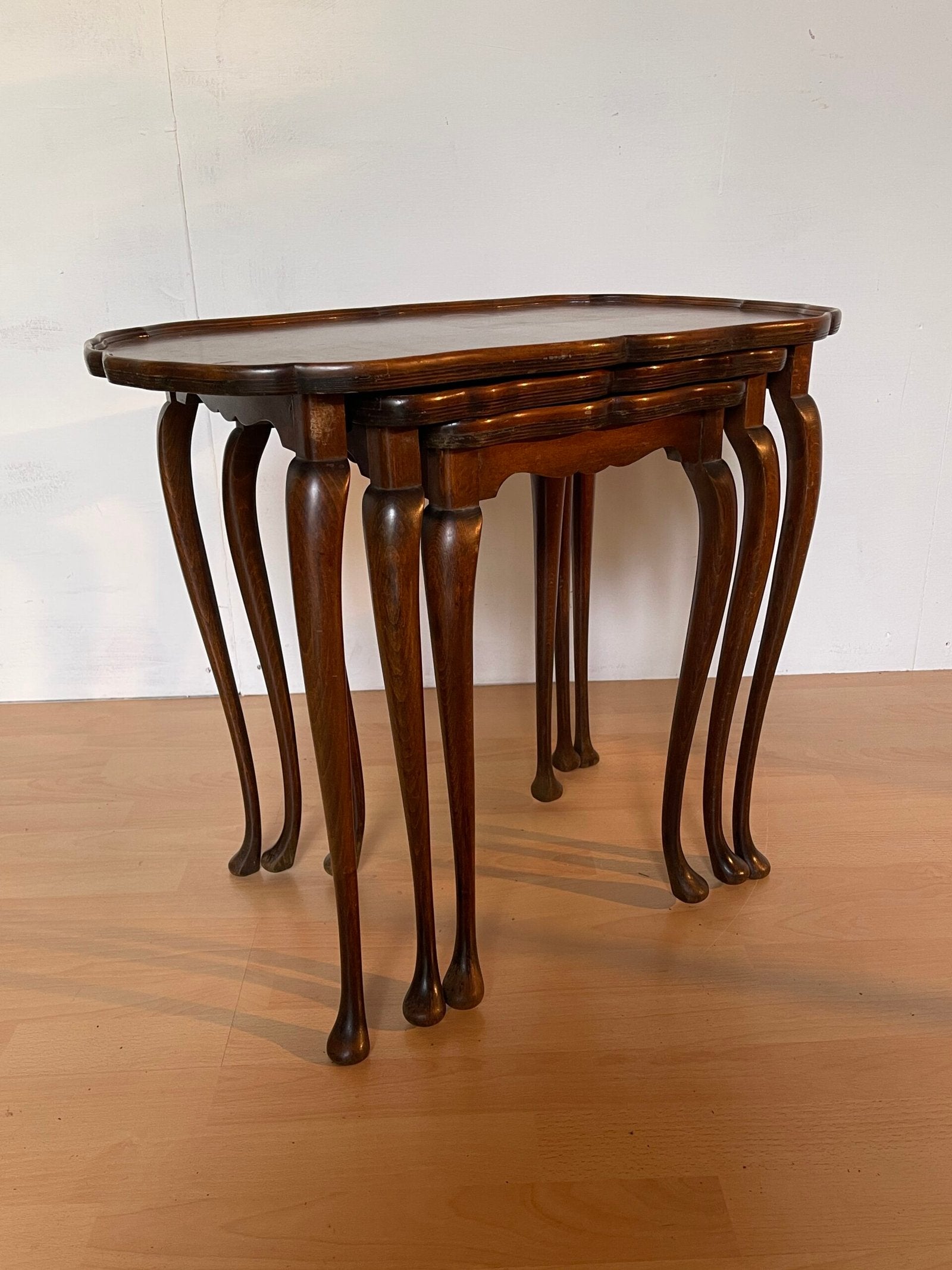 Set di 3 tavolini a incastro vintage – Stile inglese con gambe a sciabola