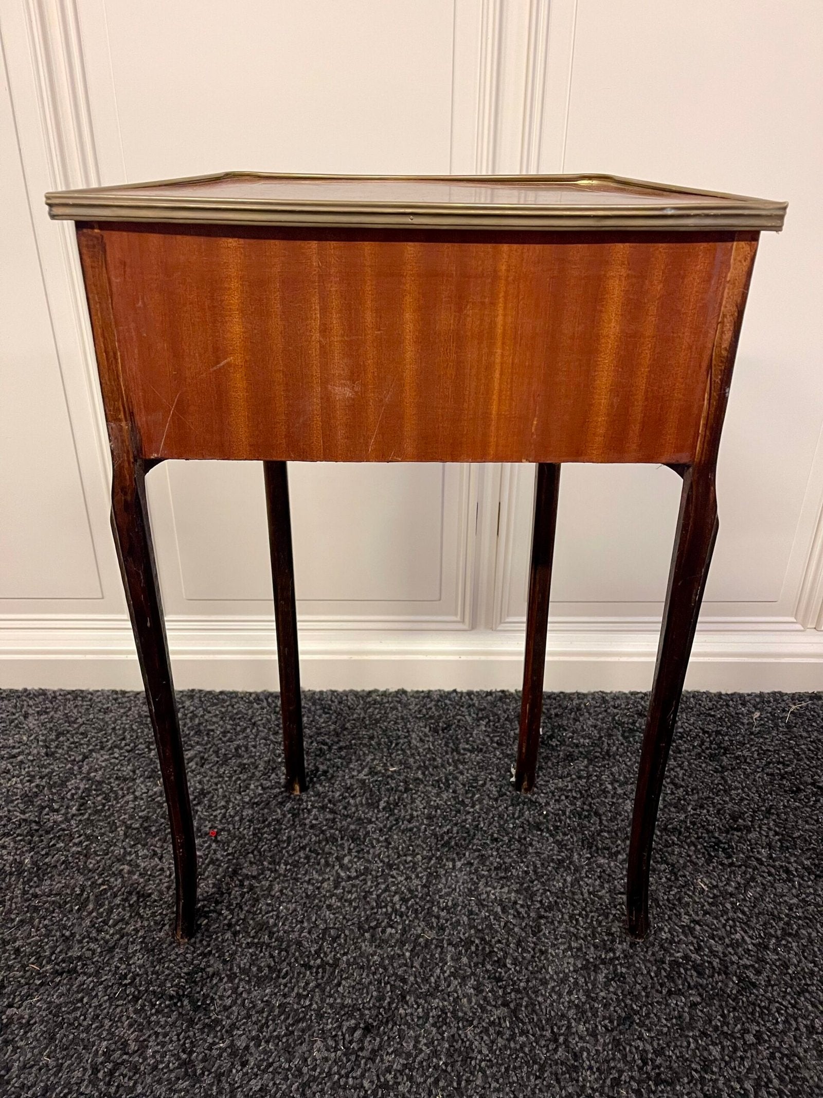 Comodino bombato in stile Luigi XV con dettagli in bronzo