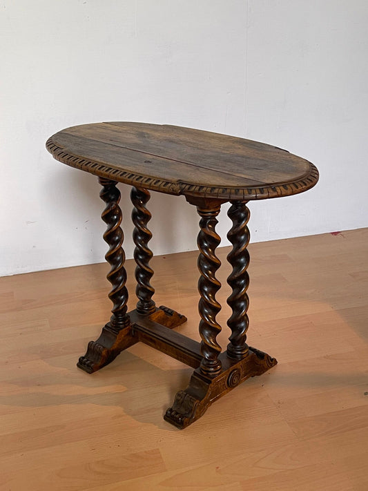 Tavolino in legno tornito con piano ovale intagliato, Italia, anni '40.