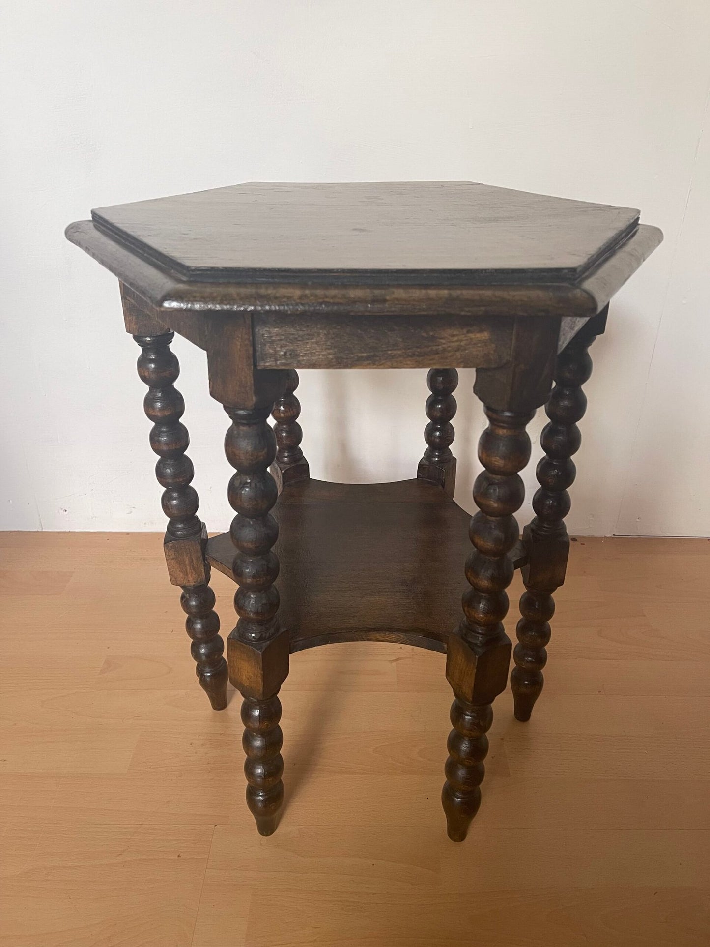 Tavolino Esagonale a Colonnine Tornite in Legno Massello