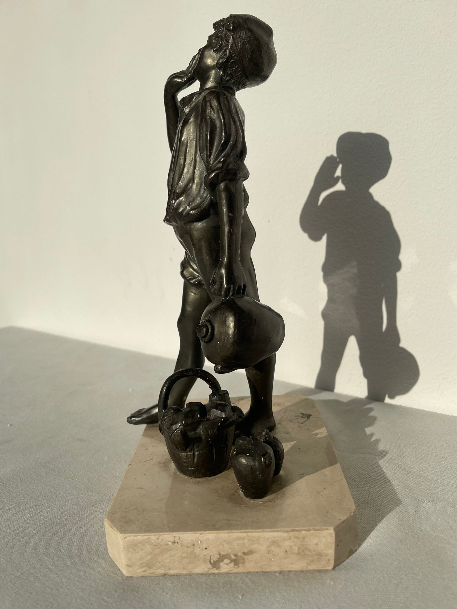 Scultura in Bronzo – Ragazzo con Brocca e Frutta su Base in Marmo