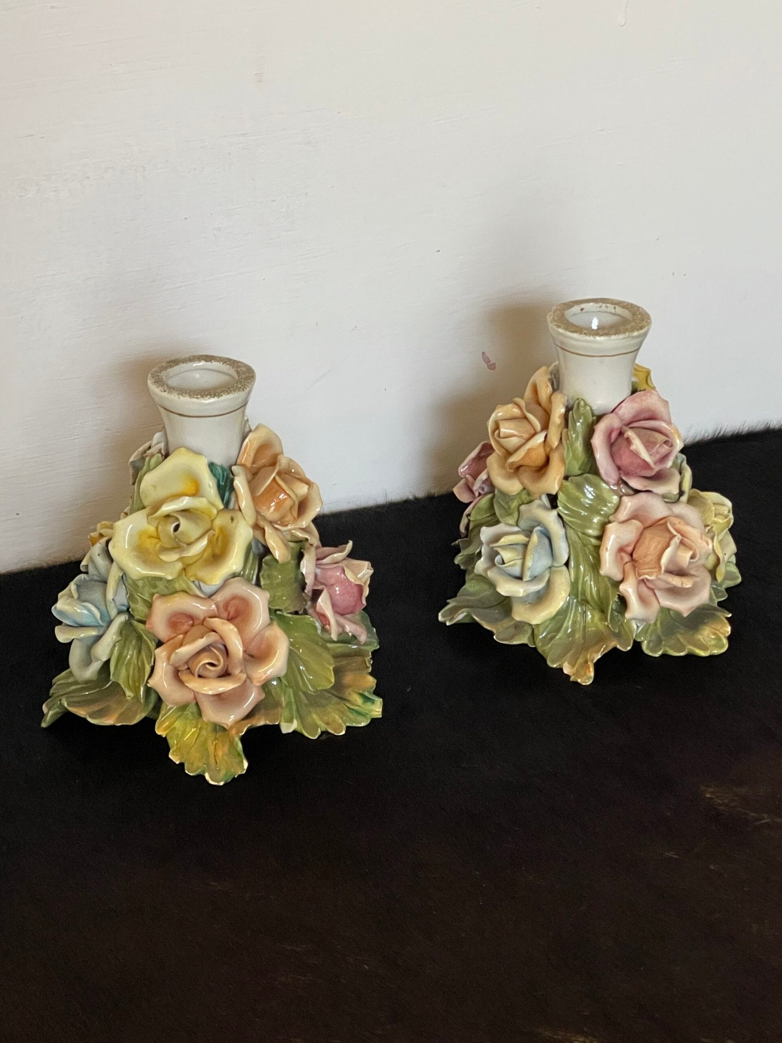 Coppia di Candelieri Vintage in Porcellana con Rose – Bassano