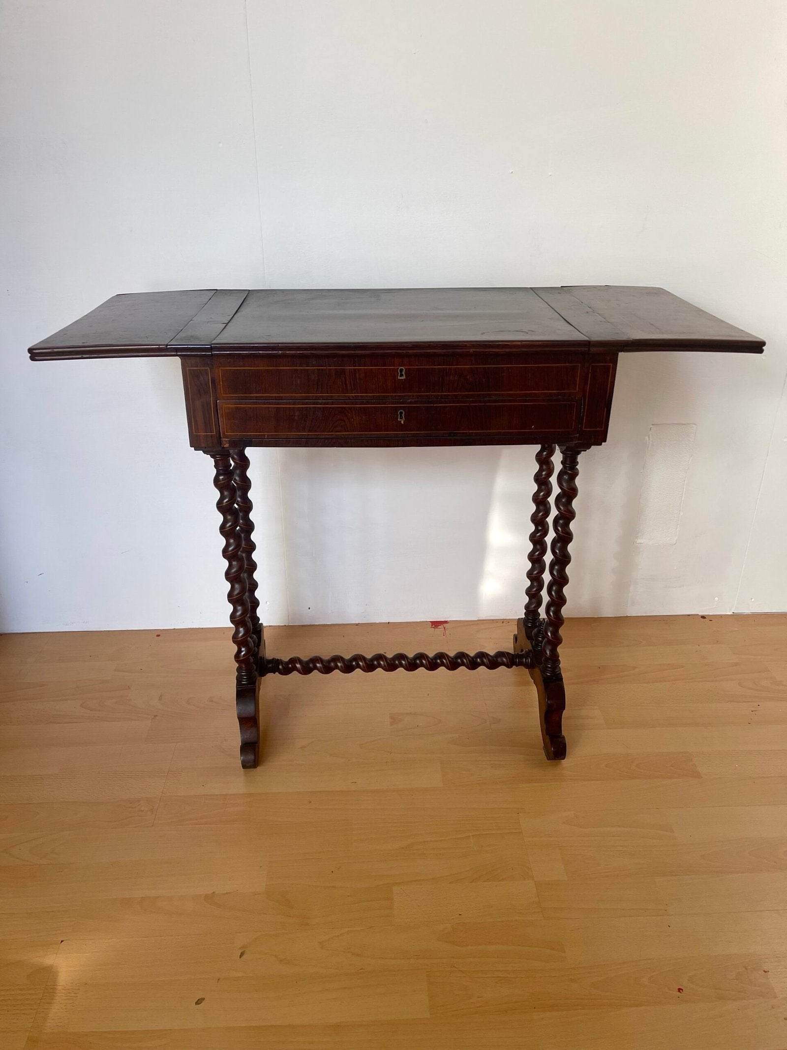 Tavolino scrittoio con gambe tornite a rocchetto