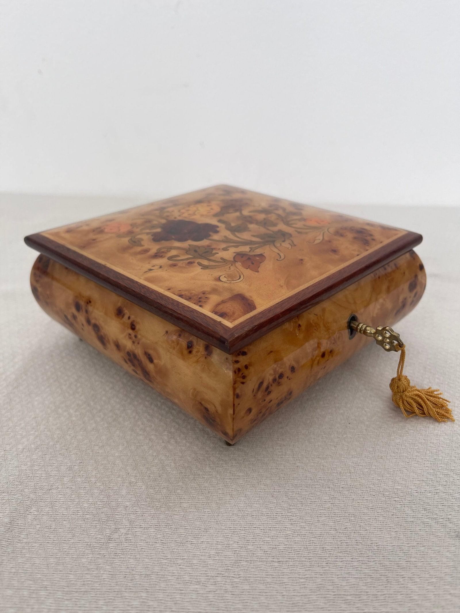 Scatola Portagioie/Musicale in Radica con Intarsio Floreale – Made in Italy