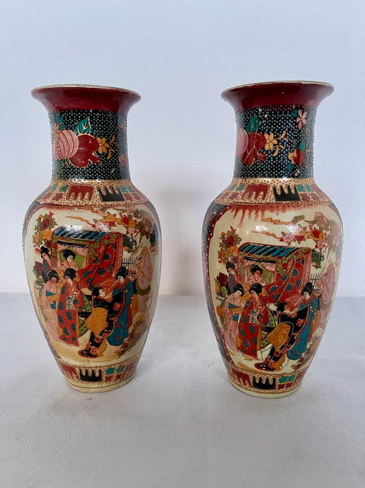 Coppia di Vasi Decorativi in Ceramica – Stile Orientale con Scene Giapponesi
