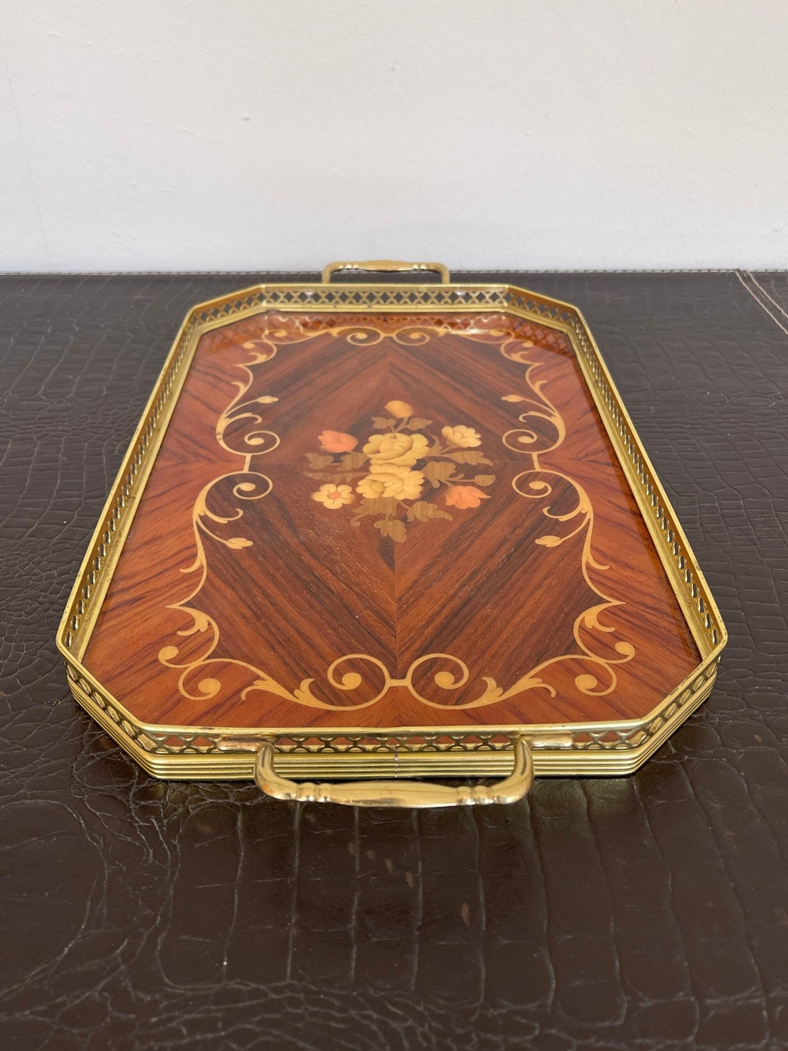 Vassoio in legno intarsiato è un autentico pezzo d'arte, perfetto per arricchire ogni ambiente con eleganza e raffinatezza.