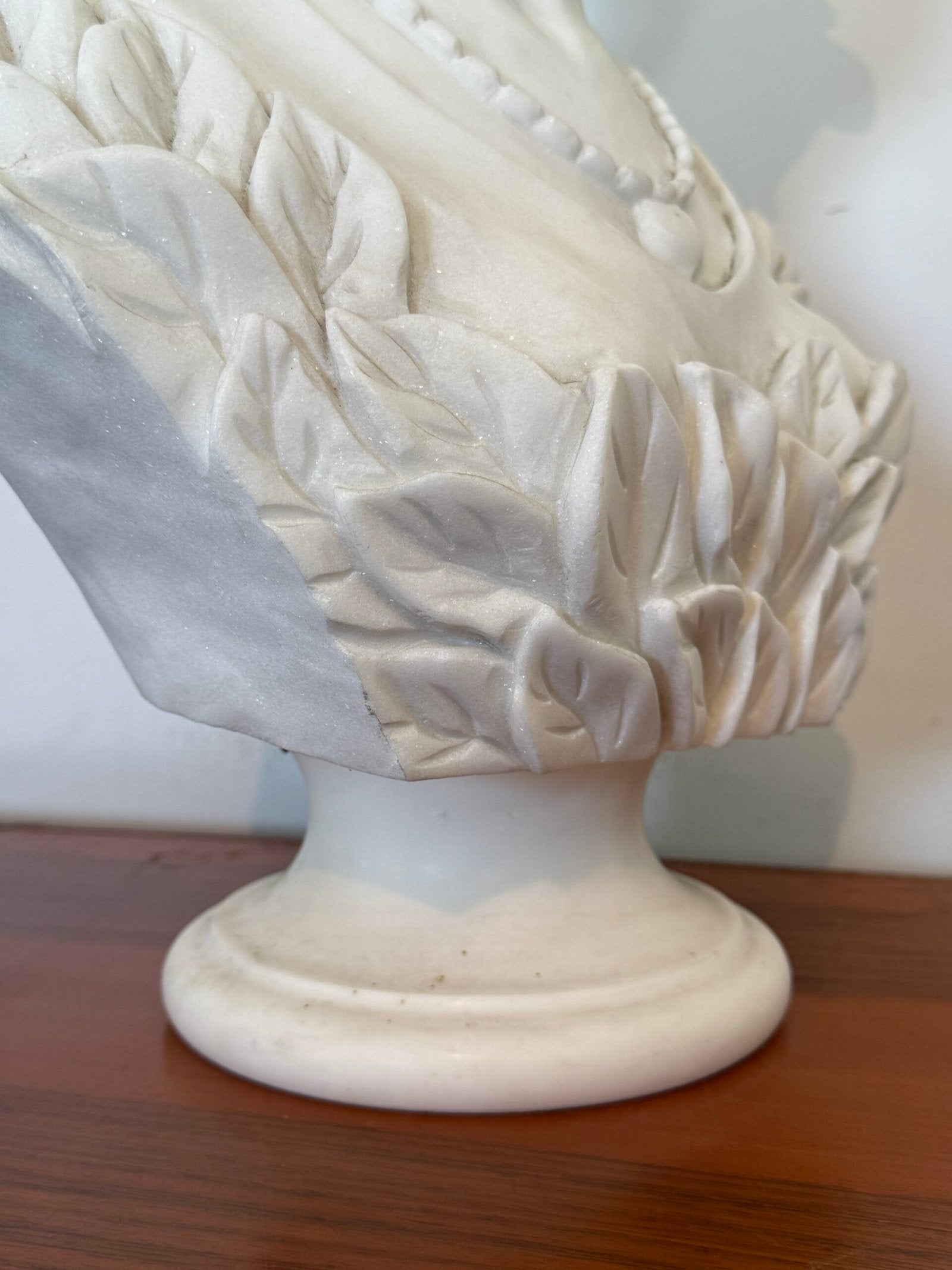 Busto Scultoreo in Marmo – Donna con Cappello in Stile Liberty