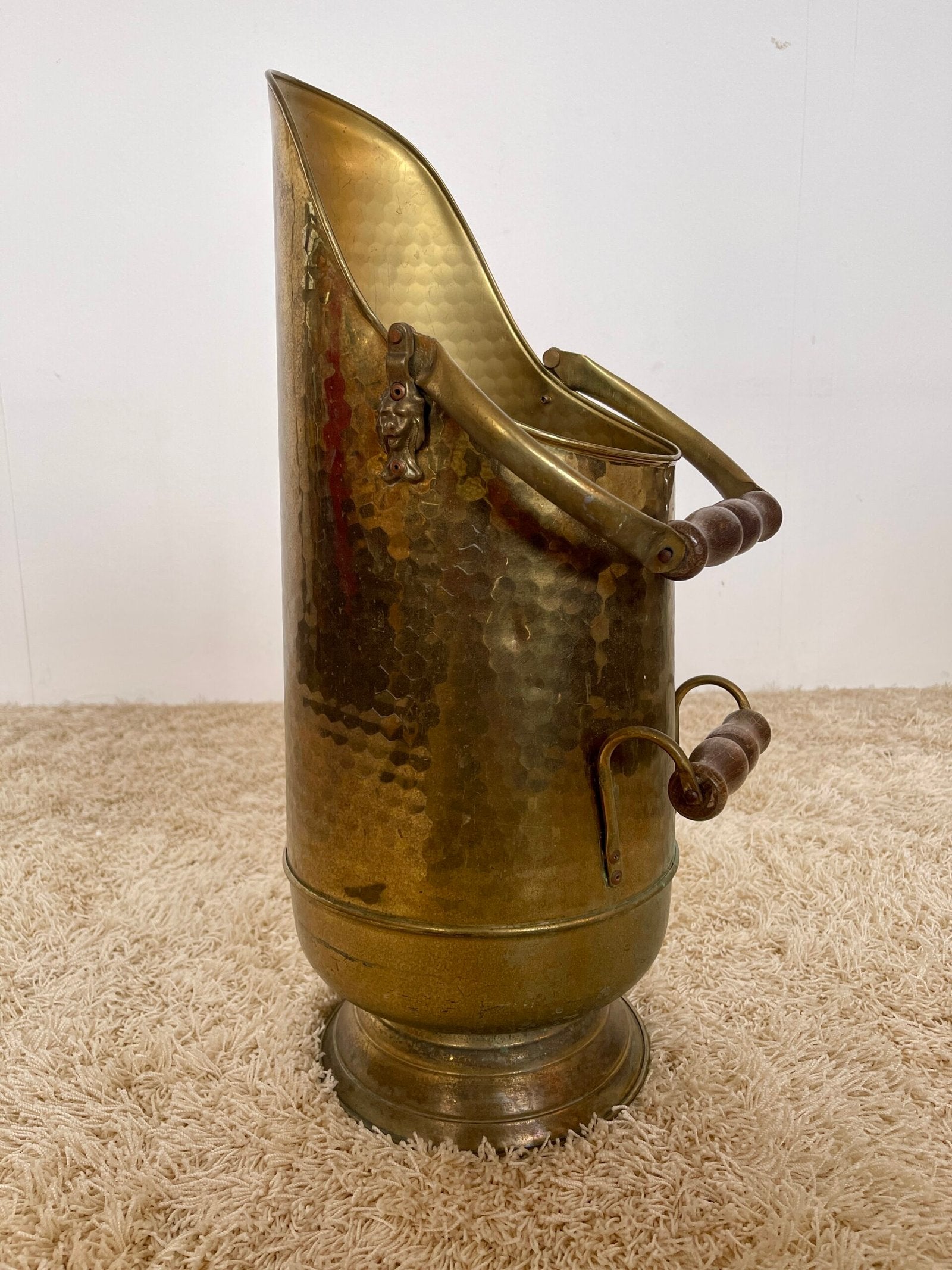 Secchiello Antico in Ottone Martellato con Doppio Manico in Legno – Stile Vittoriano/Inglese