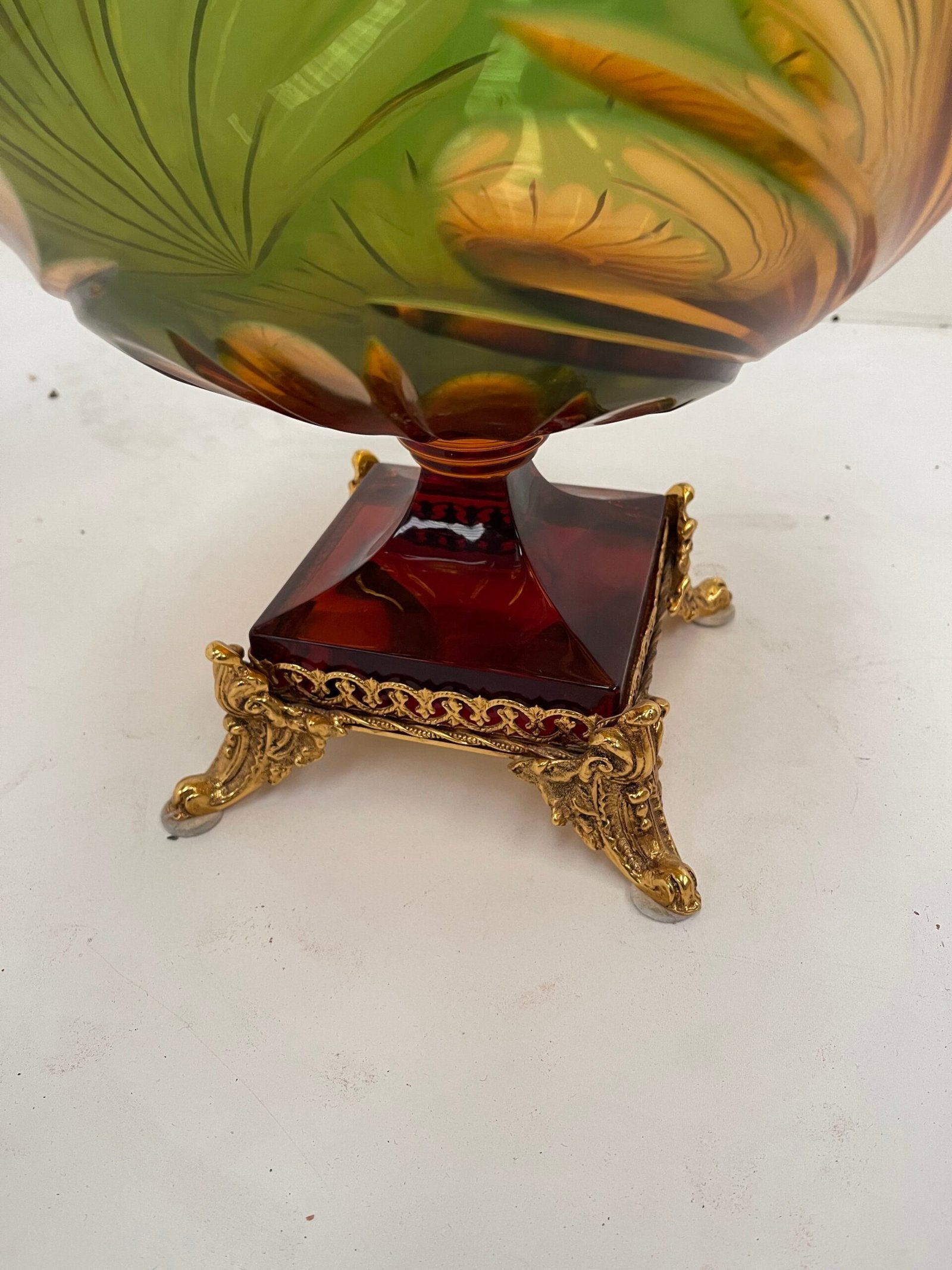 Vaso in vetro verde con base decorata