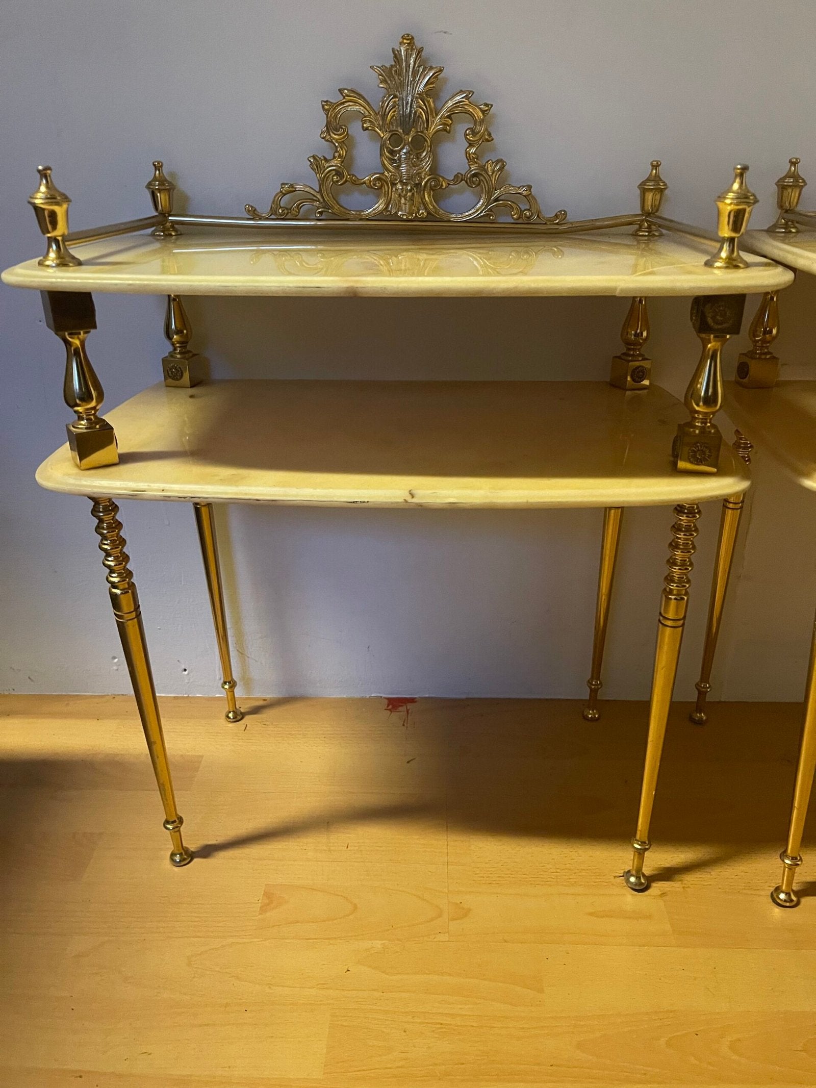 Coppia di comodini vintage in stile barocco