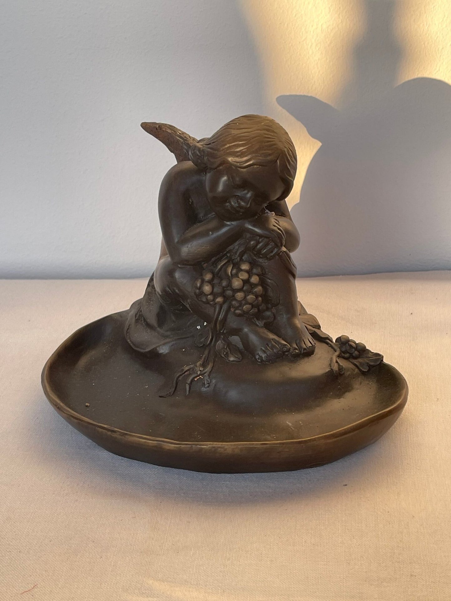 Putto con Grappolo d’Uva – Scultura Decorativa in Bronzo