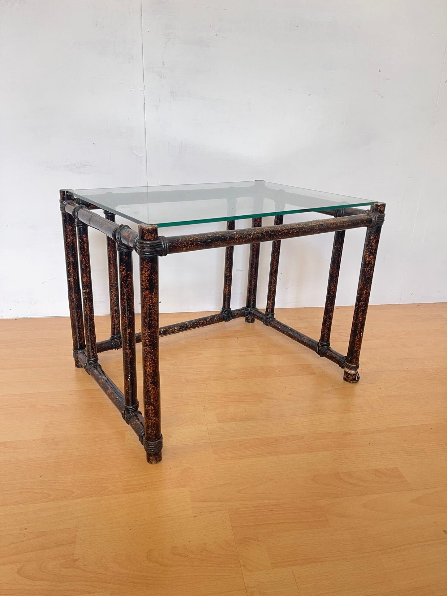 Tavolino in Bambù con Piano in Vetro «Eleganza Naturale»