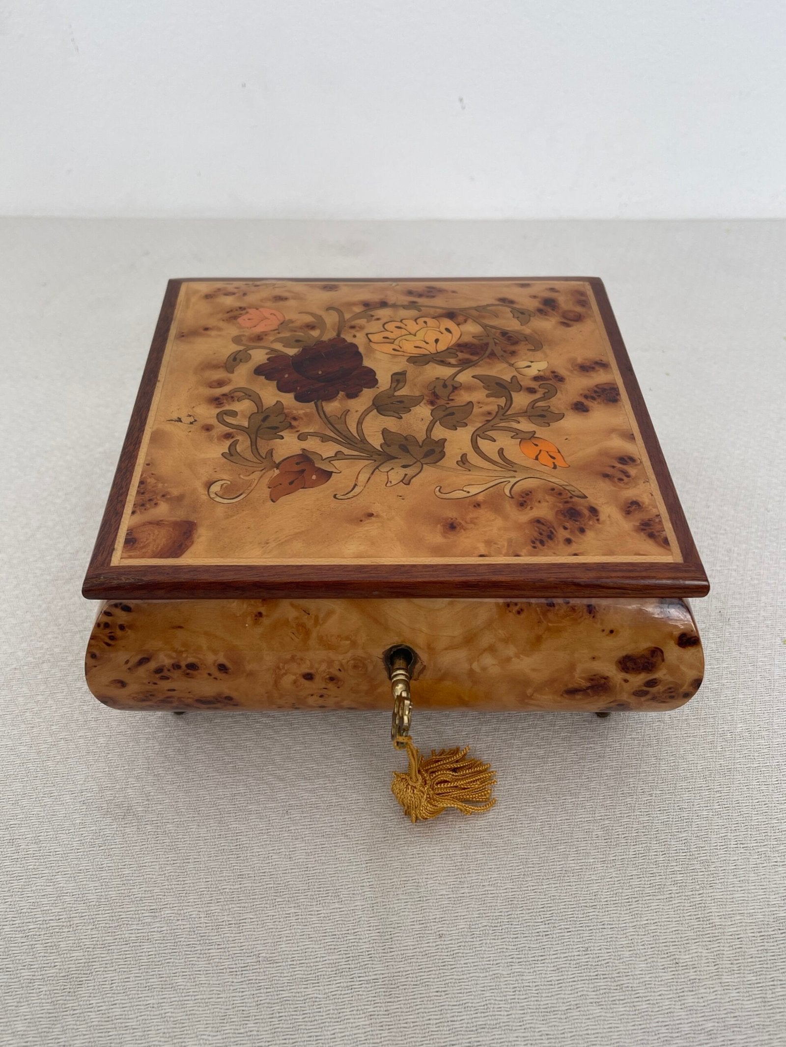 Scatola Portagioie/Musicale in Radica con Intarsio Floreale – Made in Italy