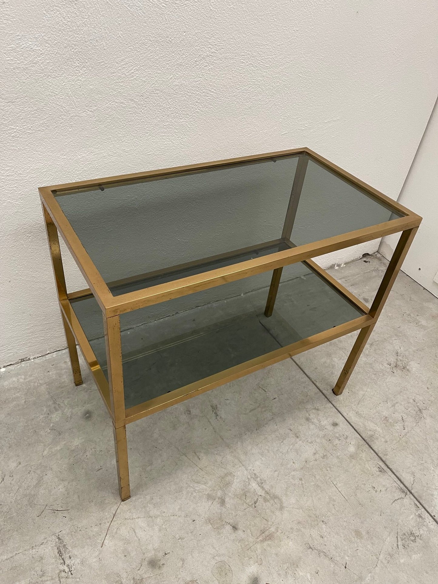 Tavolino moderno in vetro fumé e metallo dorato