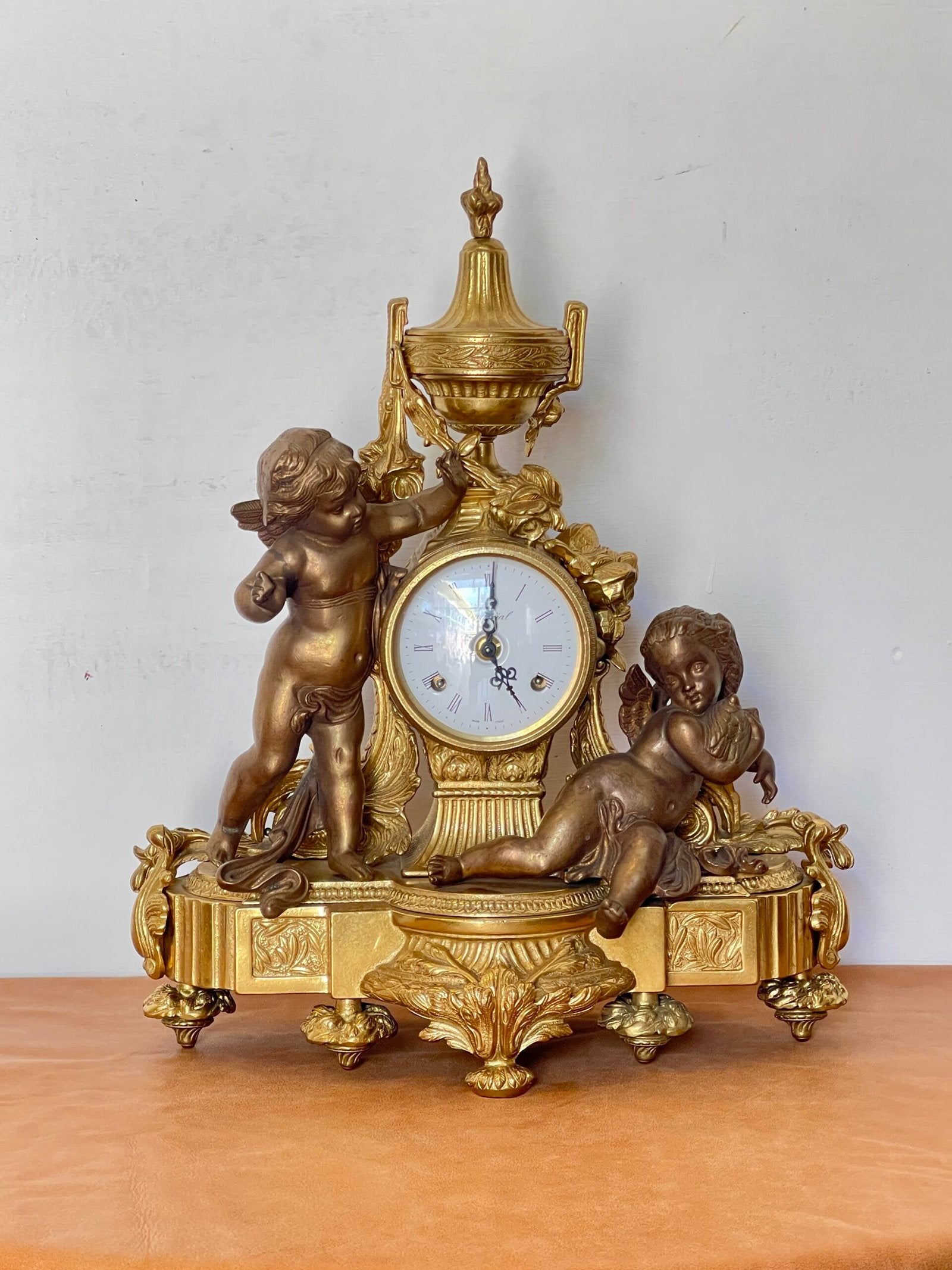 "Elegante orologio da Camino in Bronzo Dorato con Cherubini - Franz Hermle"