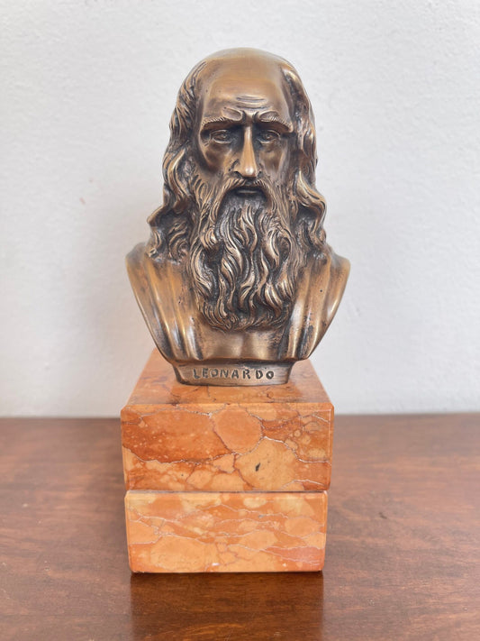 Elegante busto in bronzo di Leonardo da Vinci, un’opera che celebra l’incredibile genio del Rinascimento