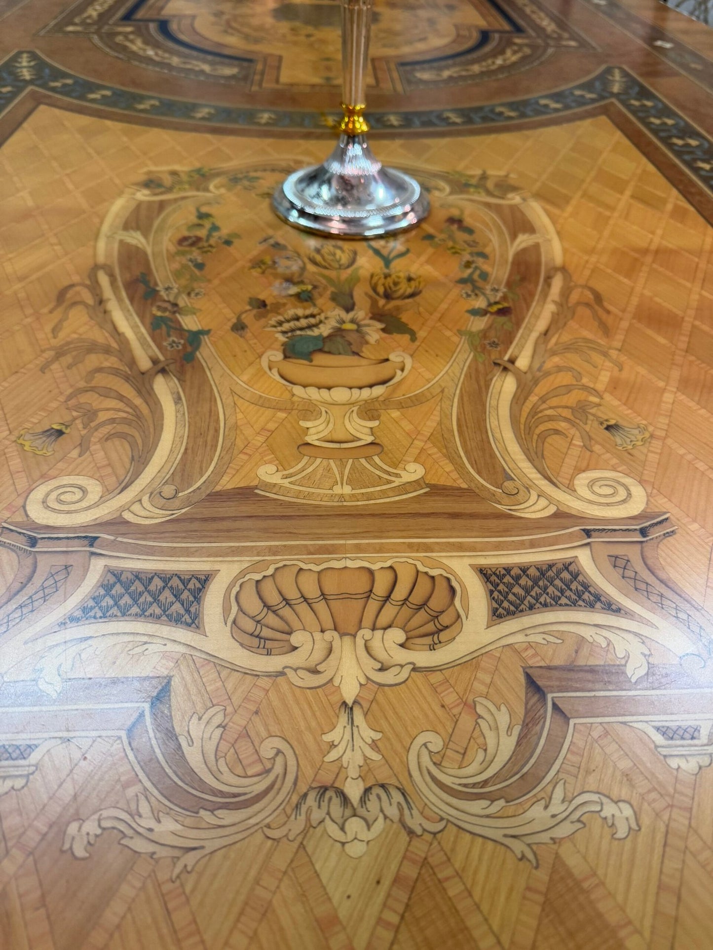 Tavolo da Pranzo Intarsiato e Sedie Imbottite con Coprisedia