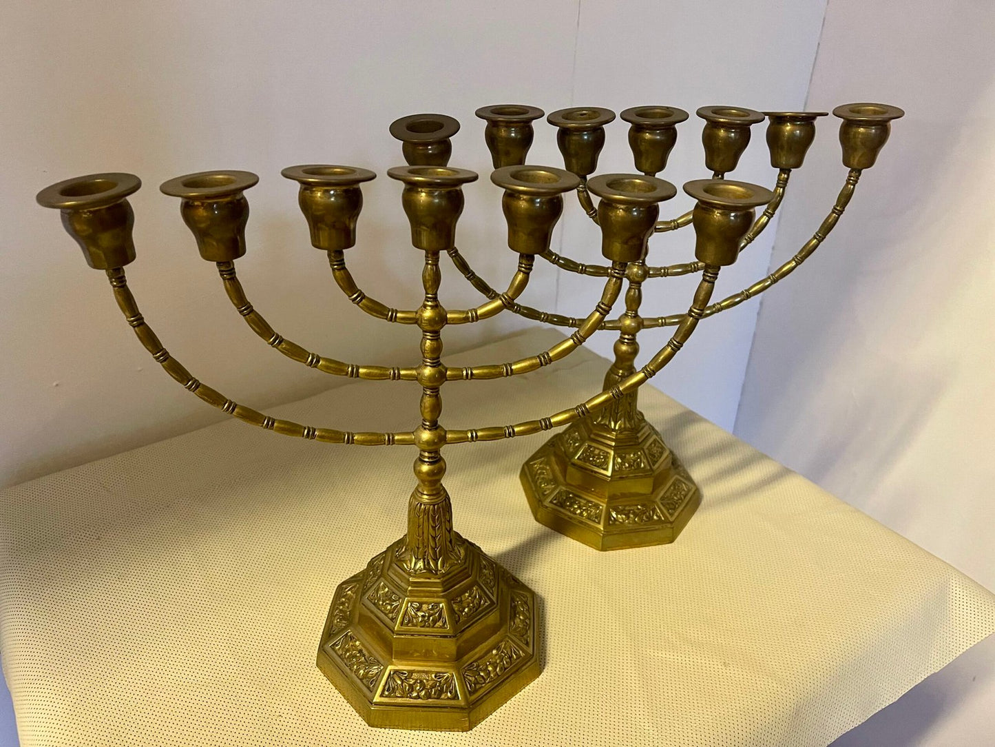 Coppia di candelabri a sette braccia in ottone