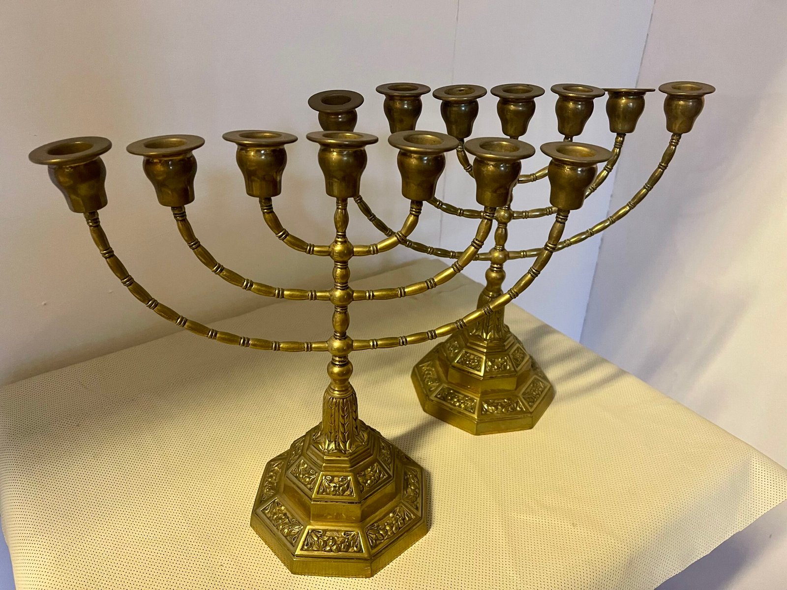 Coppia di candelabri a sette braccia in ottone