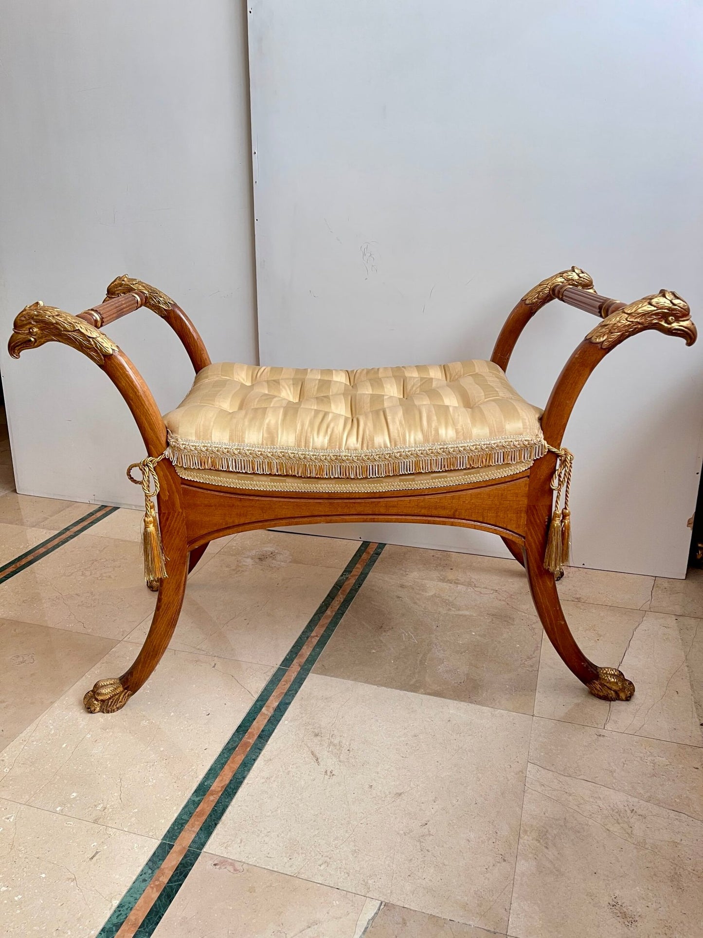 Sgabello in stile neoclassico con braccioli a testa d’aquila e finiture dorate