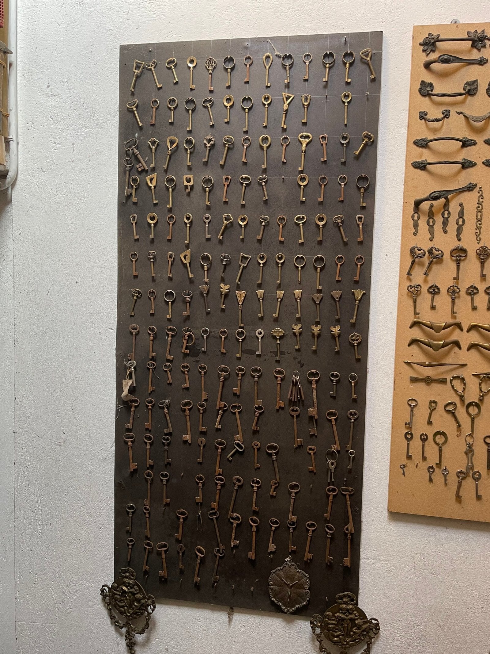 Collezione Museale di Martelli Antichi e Utensili da Falegname, Display da Muro