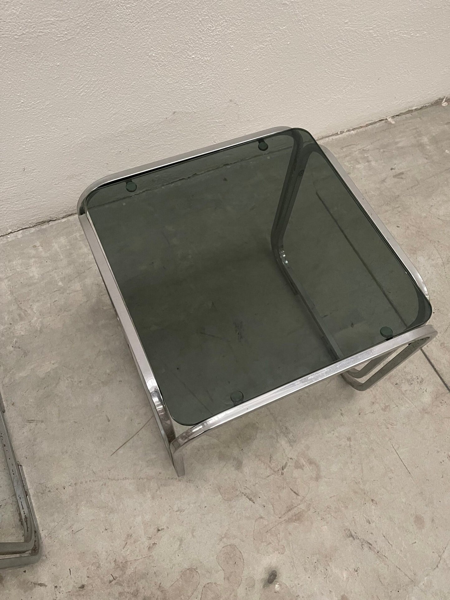 Coppia di Tavolini Bassi Vintage in Acciaio Cromato e Vetro Fumé