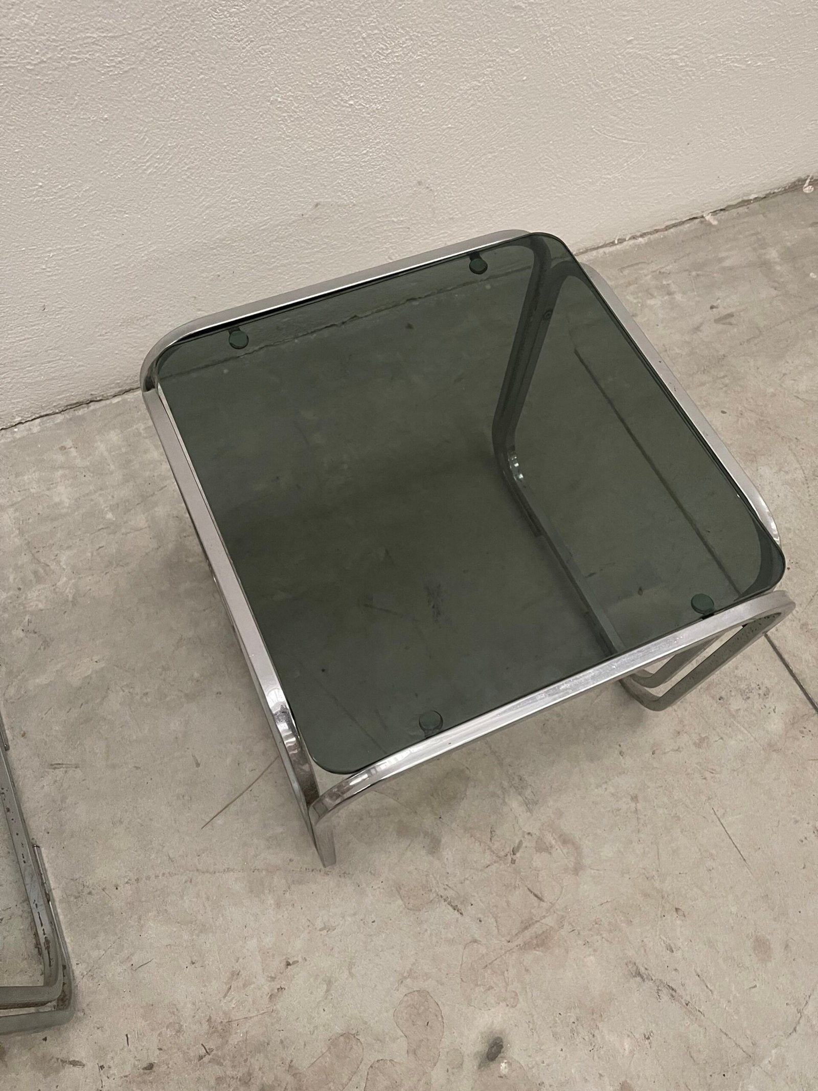 Coppia di Tavolini Bassi Vintage in Acciaio Cromato e Vetro Fumé