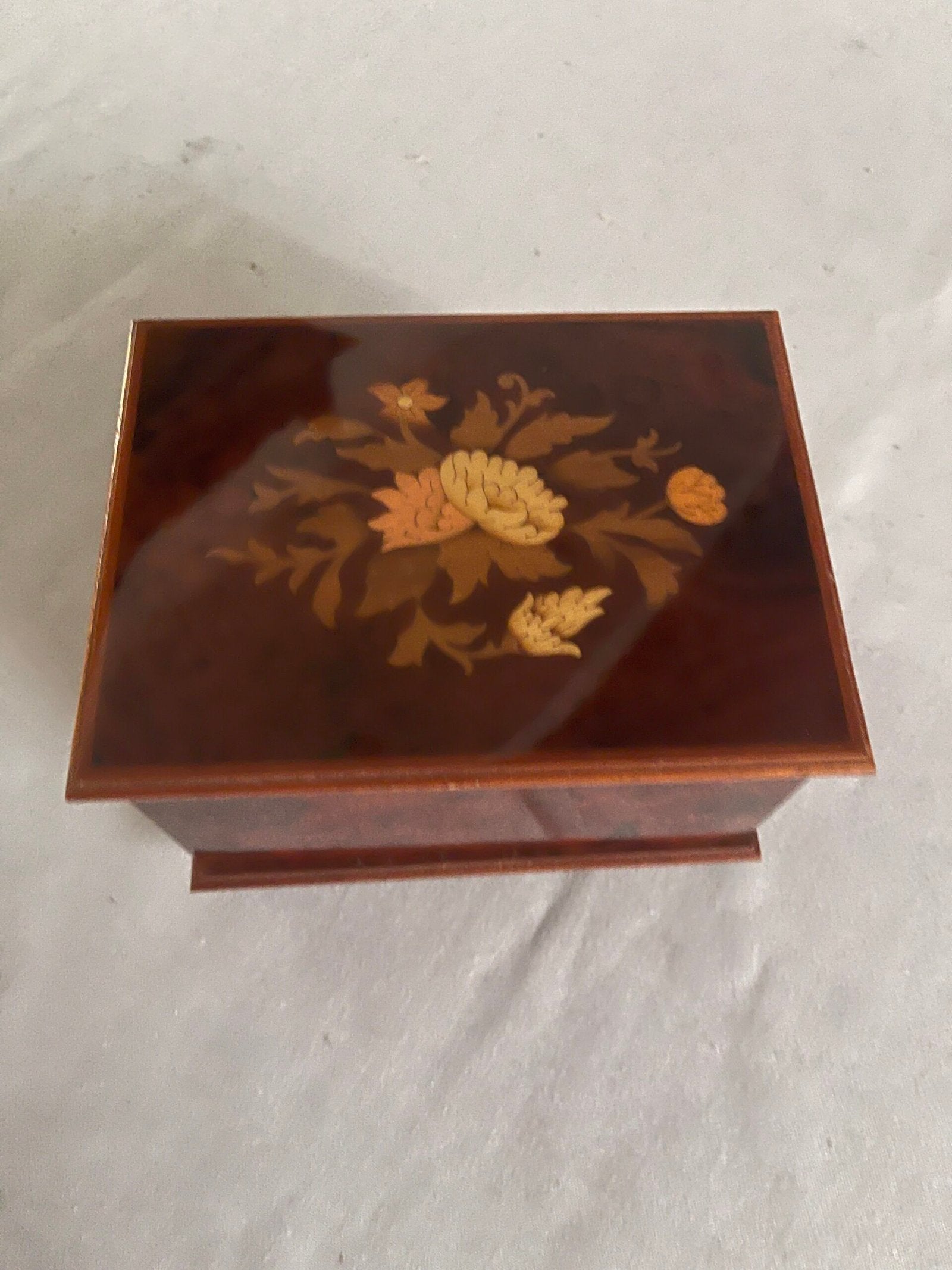 Scatola Musicale Rettangolare in Radica con Intarsio Floreale