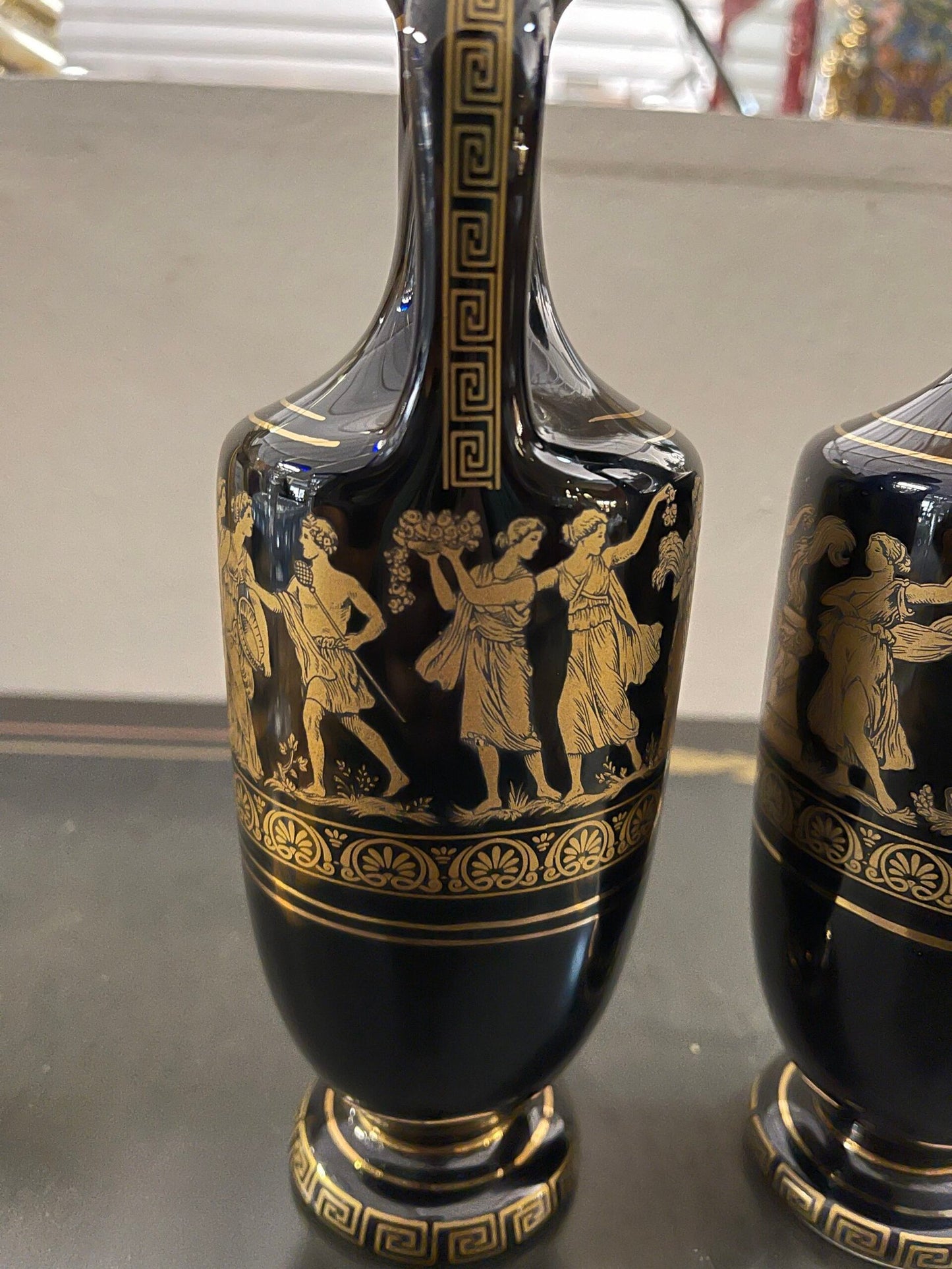 Coppia di anfore decorative stile greco in ceramica nera con decori dorati