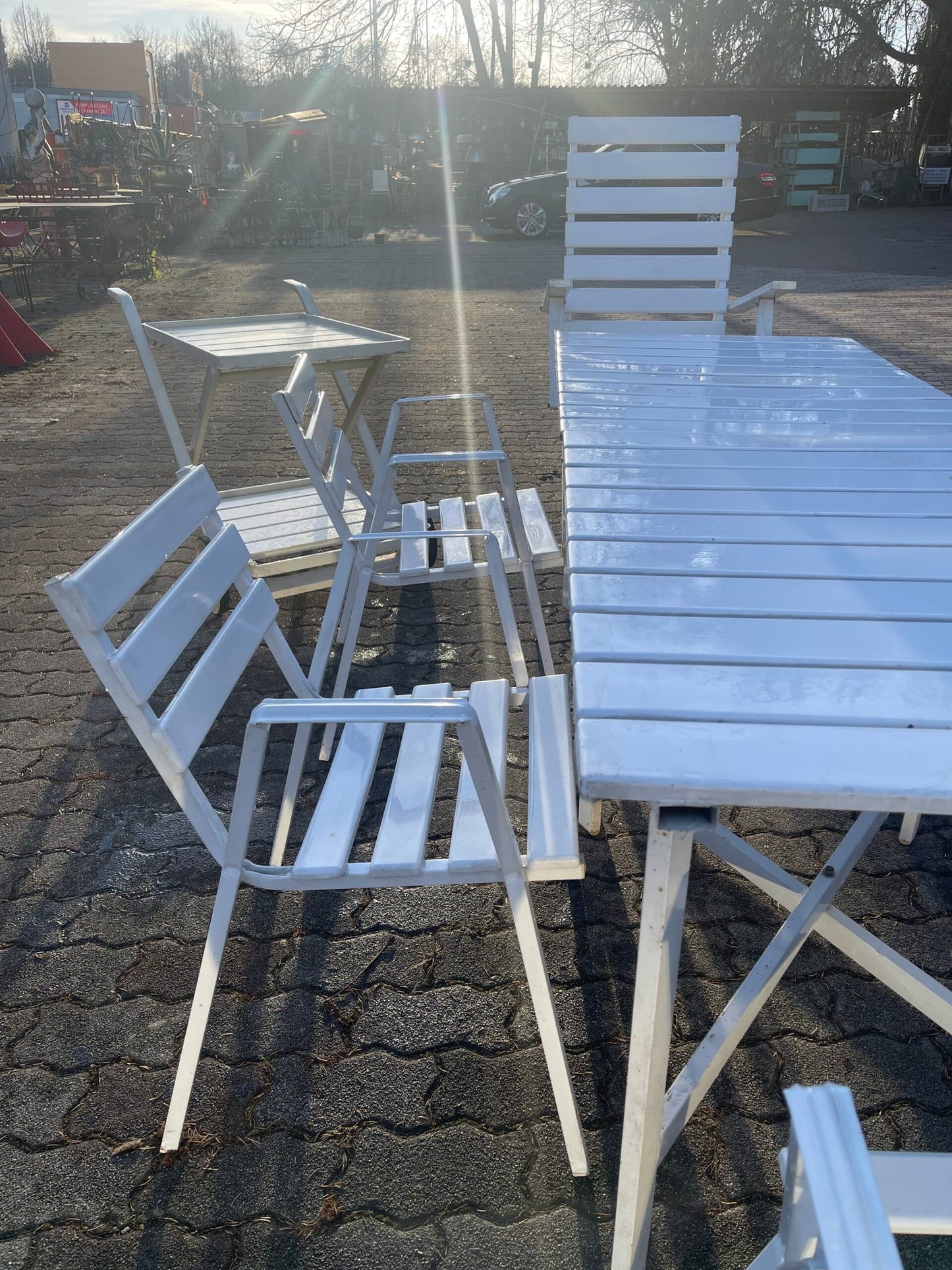 Set da esterno in metallo bianco – Tavolo, sedie, sdraio e carrello portavivande