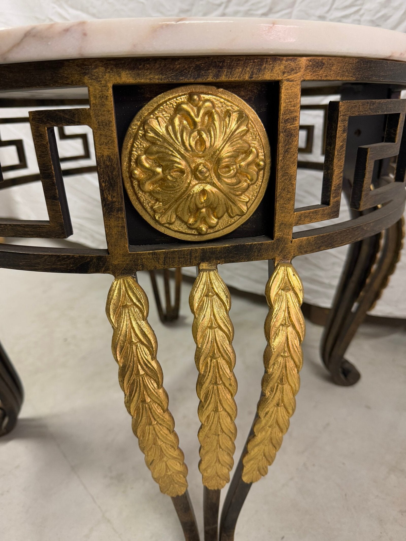 Tavolino Tondo in Ferro Battuto e Marmo