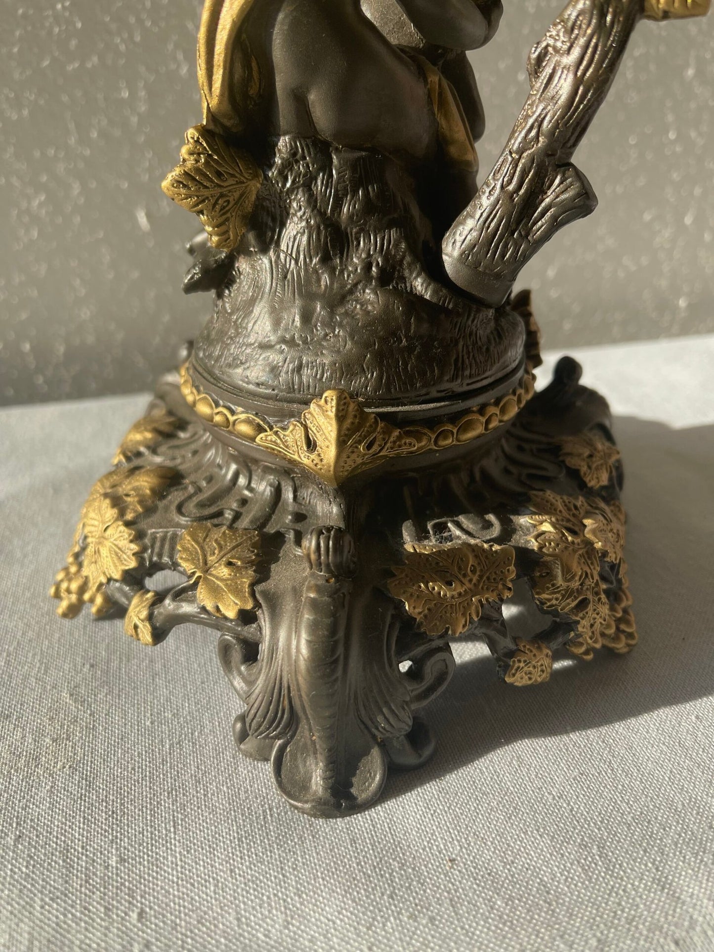 Candelabro con Putti e Motivi Viticci