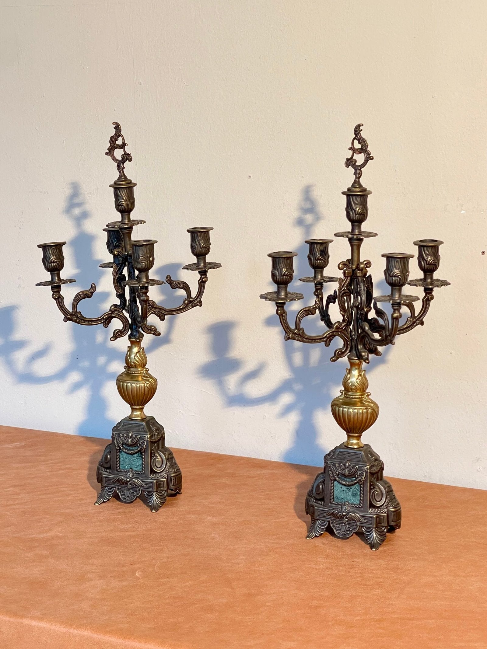 «Le Fiamme del Tempo - Candelabri Francesi d'Epoca»