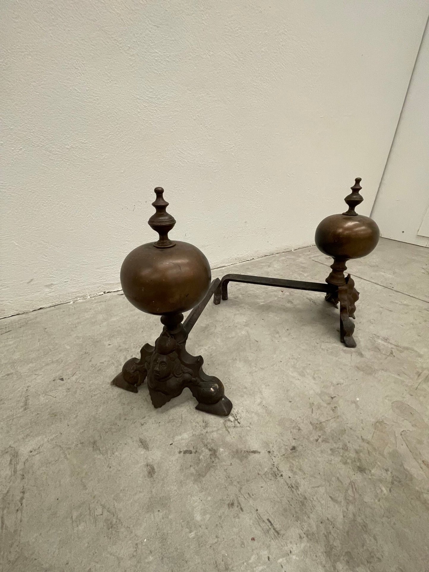 Coppia di alari in ottone e ferro battuto - XIX secolo